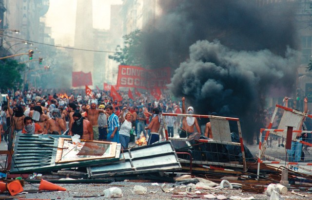 Buenos Aires, 20 de diciembre de 2001. Barricada formada en la Diagonal Norte a metros de la Plaza de Mayo en las primeras horas de la tarde, antes de la caída del presidente De la Rúa. NO ARCHIVAR / Uso autorizado Únicamente para la difusión de la muestra 19 y 20, a realizarse en diciembre de 2011 por ARGRA FOTO EDUARDO LONGONI/ FOTOTECA ARGRA